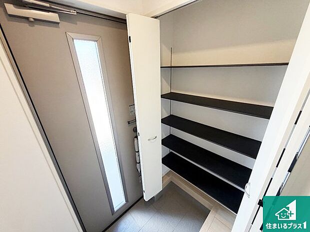 【玄関】シューズボックスにはたくさんの靴が収納できるので玄関周りはいつもスッキリ!ご家族が増えても安心!