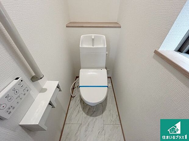 【トイレ】1・2階の2ヶ所にあるので、朝の忙しい時間の順番待ちもなく、深夜の利用にも大変便利です。