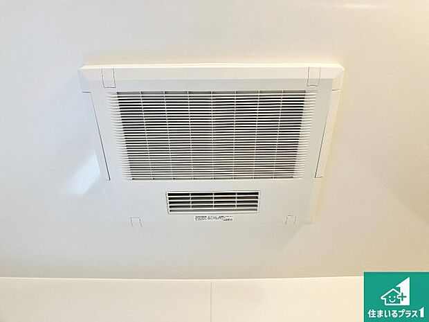 【浴室暖房乾燥機】四季を通して快適なバスライフをお手伝いする浴室暖房乾燥機！浴室の乾燥・暖房・涼風・換気はもちろん、２４時間換気にも対応！ 