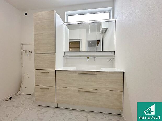 【独立洗面台】清潔感のある洗面台です。フラットな鏡は掃除がしやすく毎日清潔！鏡裏には収納があるのでスッキリとした洗面台が保てます。