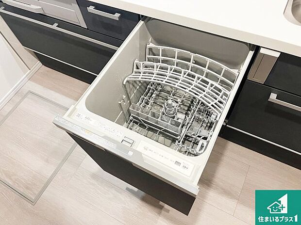 【食器洗浄乾燥機】食事後の一仕事、食器洗いをボタン一つでお任せできちゃいます！場所を取らないビルトイン式なので、お料理スペースもしっかり確保！