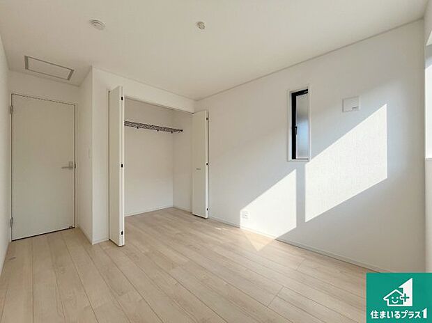 【洋室】寝室は心地よい眠りについてもらいたくて、シンプルかつ開放的な空間な設計にしています!大きな窓から差し込む日が心地いいです♪