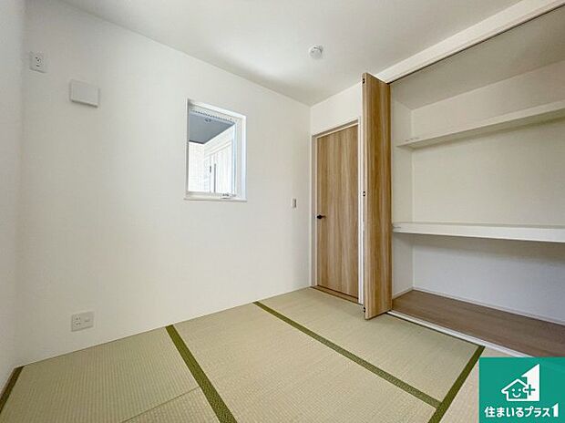 【和室】一室あると便利な和室は客間としてだけでなく、小さなお子様のプレイルームや食後のくつろぎスペースとしてもご利用いただけます。収納もついていますので大活躍間違いなし!