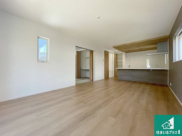 【居間・リビング】日当たり良好の明るいリビングで朝の目覚めもスッキリできそう!対面キッチンでご家族のコミュニケーションも自然と増える設計!小さなお子様が遊ぶスペースを作っても広々とくつろげるLDK!