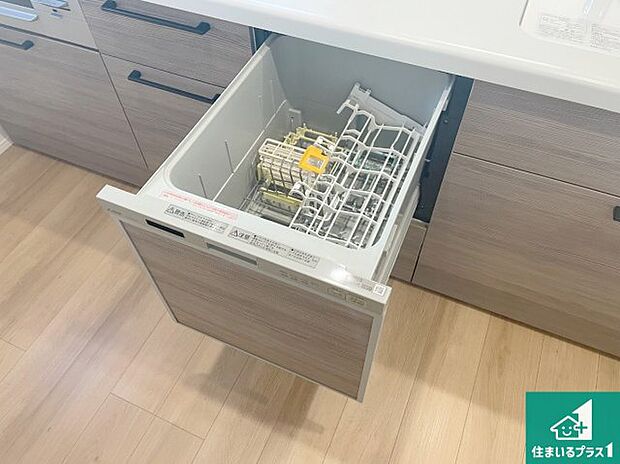 【食器洗浄乾燥機】食事後の一仕事、食器洗いをボタン一つでお任せできちゃいます!場所を取らないビルトイン式なので、お料理スペースもしっかり確保!