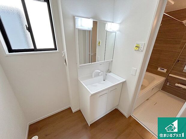 【独立洗面台】清潔感のある洗面台です。フラットな鏡は掃除がしやすく毎日清潔！鏡裏には収納があるのでスッキリとした洗面台が保てます。