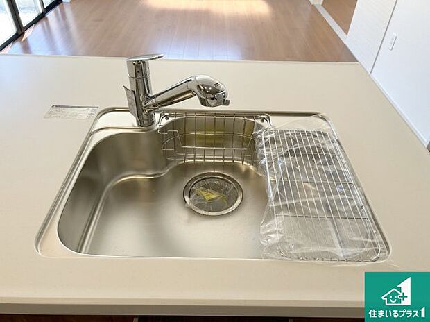 【キッチンシンク】蛇口の先端に浄水器を内蔵しています！原水と浄水、お湯と冷水、シャワーの切替えがワンタッチなので用途によって使い分けられます。