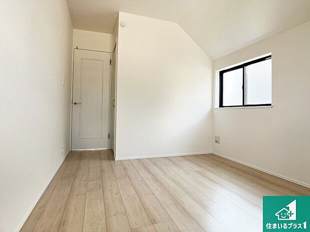 【洋室】収納スペースが充実しているので子供の成長に合わせてたくさん収納ができます！家族構成に合わせた様々な活用ができる収納！