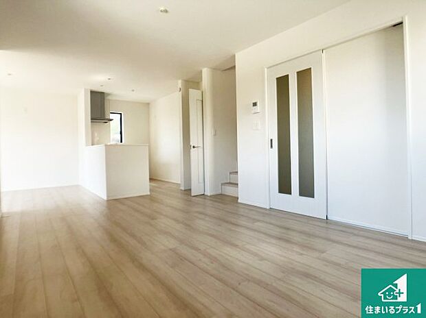 【キッチン】日当たり良好の明るいリビングで朝の目覚めもスッキリできそう！対面キッチンでご家族のコミュニケーションも自然と増える設計！小さなお子様が遊ぶスペースを作っても広々とくつろげるLDK！