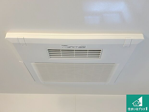 【浴室暖房乾燥機】四季を通して快適なバスライフをお手伝いする浴室暖房乾燥機！浴室の乾燥・暖房・涼風・換気はもちろん、２４時間換気にも対応！ 