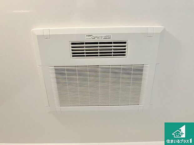 【浴室暖房乾燥機】四季を通して快適なバスライフをお手伝いする浴室暖房乾燥機！浴室の乾燥・暖房・涼風・換気はもちろん、２４時間換気にも対応！ 