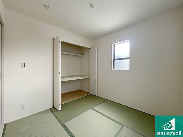 【和室】一室あると便利な和室は客間としてだけでなく、小さなお子様のプレイルームや食後のくつろぎスペースとしてもご利用いただけます。収納もついていますので大活躍間違いなし！