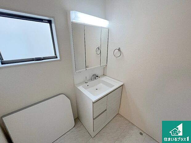 【独立洗面台】清潔感のある洗面台です。フラットな鏡は掃除がしやすく毎日清潔！鏡裏には収納があるのでスッキリとした洗面台が保てます。