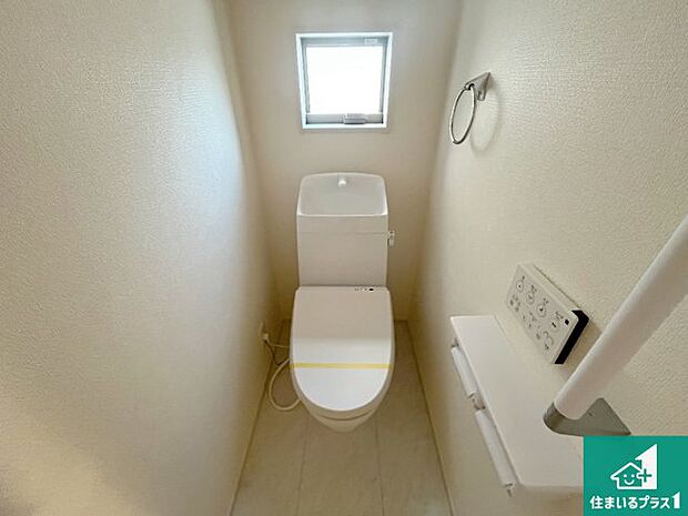 【トイレ】1・2階の2ヶ所にあるので、朝の忙しい時間の順番待ちもなく、深夜の利用にも大変便利です。