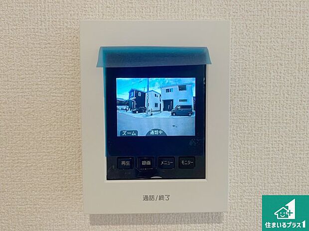 【カラーモニターインターホン】声だけでなく来訪者の姿や顔がモニターで確認できるので、小さなお子様がいらっしゃるご家庭でも安心できます！