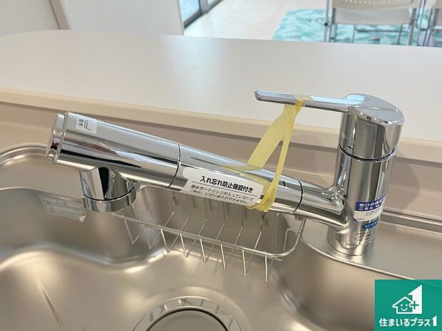 【キッチン水栓】浄水器を内蔵！炊飯時、お茶を作る時に安心してお水を使えます！お湯と冷水、浄水と原水、シャワーの切替えもワンタッチです！