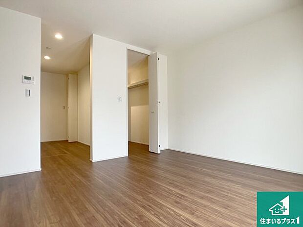 【居間・リビング】日当たり良好の明るいリビングで朝の目覚めもスッキリできそう!対面キッチンでご家族のコミュニケーションも自然と増える設計!小さなお子様が遊ぶスペースを作っても広々とくつろげるLDK!