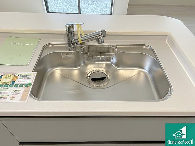【キッチンシンク】蛇口の先端に浄水器を内蔵しています！原水と浄水、お湯と冷水、シャワーの切替えがワンタッチなので用途によって使い分けられます。