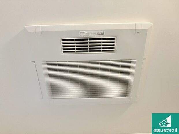 【浴室暖房乾燥機】四季を通して快適なバスライフをお手伝いする浴室暖房乾燥機！浴室の乾燥・暖房・涼風・換気はもちろん、２４時間換気にも対応！ 