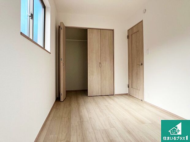 【洋室】寝室は心地よい眠りについてもらいたくて、シンプルかつ開放的な空間な設計にしています！大きな窓から差し込む日が心地いいです♪