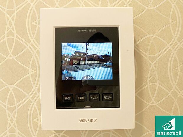 【カラーモニターインターホン】声だけでなく来訪者の姿や顔がモニターで確認できるので、小さなお子様がいらっしゃるご家庭でも安心できます！
