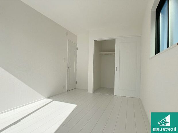 【洋室】収納スペースが充実しているので子供の成長に合わせてたくさん収納ができます!家族構成に合わせた様々な活用ができる収納!