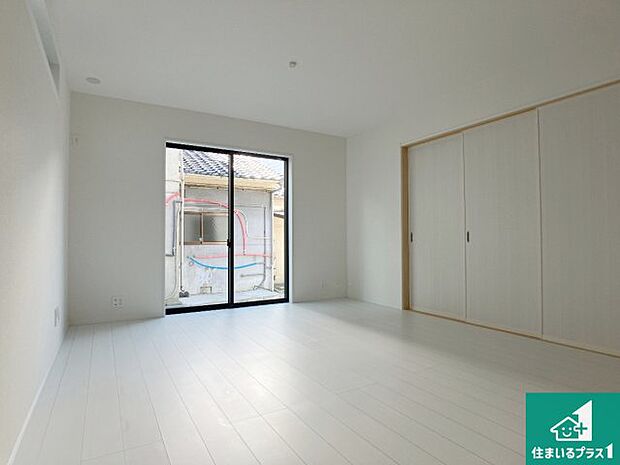 【居間・リビング】日当たり良好の明るいリビングで朝の目覚めもスッキリできそう!対面キッチンでご家族のコミュニケーションも自然と増える設計!小さなお子様が遊ぶスペースを作っても広々とくつろげるLDK!