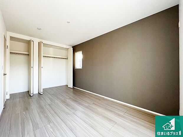 【洋室】寝室は心地よい眠りについてもらいたくて、シンプルかつ開放的な空間な設計にしています！大きな窓から差し込む日が心地いいです♪