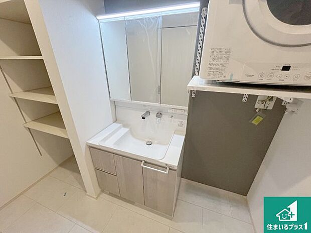 【独立洗面台】清潔感のある洗面台です。フラットな鏡は掃除がしやすく毎日清潔！鏡裏には収納があるのでスッキリとした洗面台が保てます。