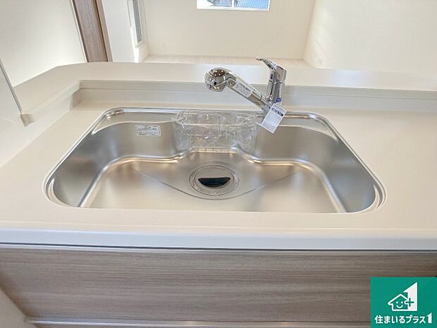 【キッチンシンク】蛇口の先端に浄水器を内蔵しています!原水と浄水、お湯と冷水、シャワーの切替えがワンタッチなので用途によって使い分けられます。