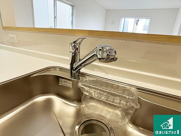 【キッチン水栓】浄水器を内蔵!炊飯時、お茶を作る時に安心してお水を使えます!お湯と冷水、浄水と原水、シャワーの切替えもワンタッチです!