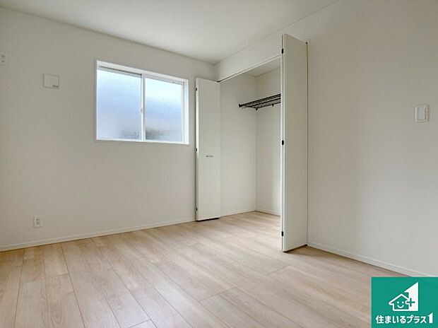 【洋室】寝室は心地よい眠りについてもらいたくて、シンプルかつ開放的な空間な設計にしています!大きな窓から差し込む日が心地いいです♪