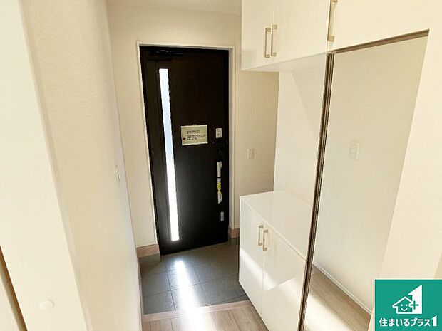 【玄関】シューズボックスにはたくさんの靴が収納できるので玄関周りはいつもスッキリ！ご家族が増えても安心！