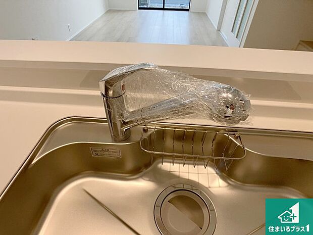 【キッチン水栓】浄水器を内蔵！炊飯時、お茶を作る時に安心してお水を使えます！お湯と冷水、浄水と原水、シャワーの切替えもワンタッチです！