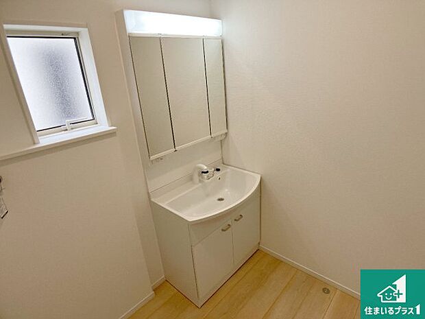 【独立洗面台】清潔感のある洗面台です。フラットな鏡は掃除がしやすく毎日清潔!鏡裏には収納があるのでスッキリとした洗面台が保てます。