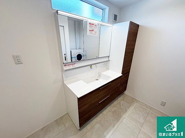 【独立洗面台】清潔感のある洗面台です。フラットな鏡は掃除がしやすく毎日清潔!鏡裏には収納があるのでスッキリとした洗面台が保てます。