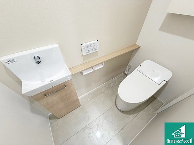 【トイレ】1・2階の2ヶ所にあるので、朝の忙しい時間の順番待ちもなく、深夜の利用にも大変便利です。