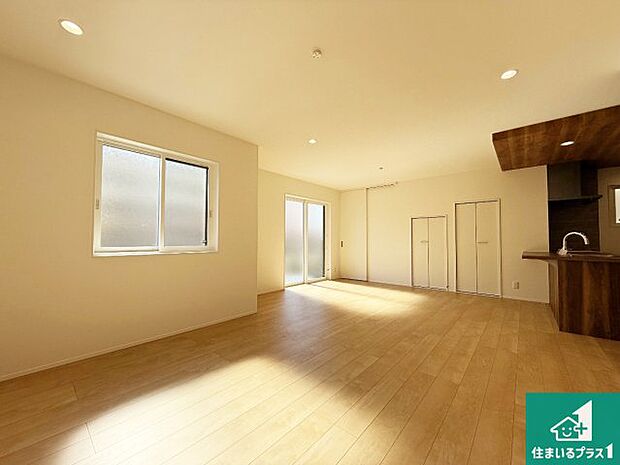 【居間・リビング】日当たり良好の明るいリビングで朝の目覚めもスッキリできそう!対面キッチンでご家族のコミュニケーションも自然と増える設計!小さなお子様が遊ぶスペースを作っても広々とくつろげるLDK!