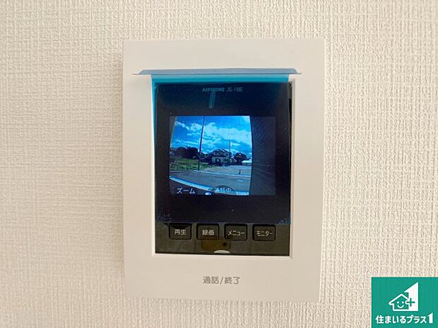 【カラーモニターインターホン】声だけでなく来訪者の姿や顔がモニターで確認できるので、小さなお子様がいらっしゃるご家庭でも安心できます!