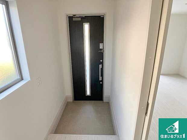 【玄関】シューズボックスにはたくさんの靴が収納できるので玄関周りはいつもスッキリ!ご家族が増えても安心!