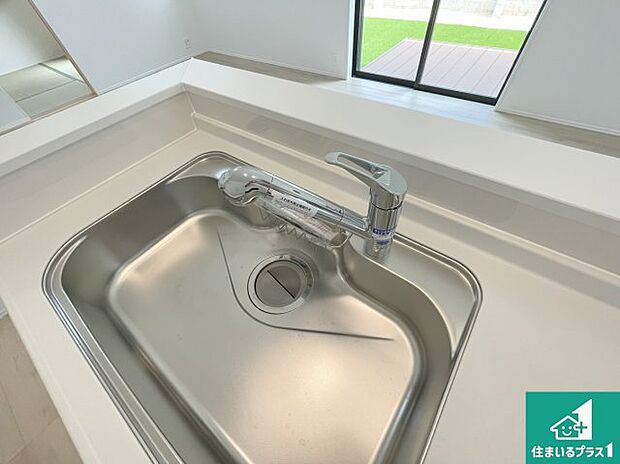 【キッチン水栓】浄水器を内蔵！炊飯時、お茶を作る時に安心してお水を使えます！お湯と冷水、浄水と原水、シャワーの切替えもワンタッチです！