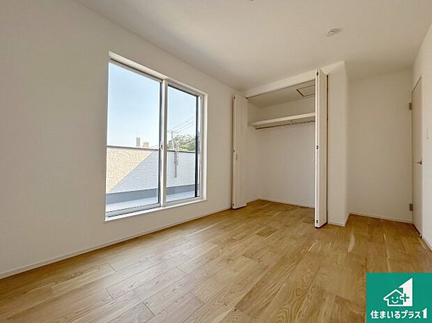 【洋室】寝室は心地よい眠りについてもらいたくて、シンプルかつ開放的な空間な設計にしています！大きな窓から差し込む日が心地いいです♪