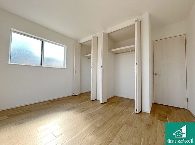 【洋室】収納スペースが充実しているので子供の成長に合わせてたくさん収納ができます！家族構成に合わせた様々な活用ができる収納！