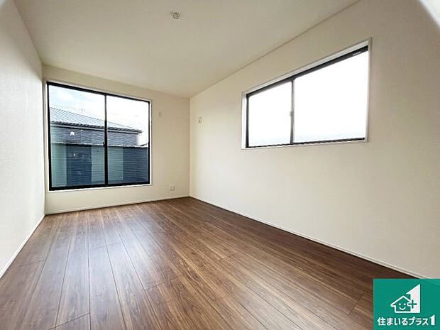 【洋室】寝室は心地よい眠りについてもらいたくて、シンプルかつ開放的な空間な設計にしています！大きな窓から差し込む日が心地いいです♪