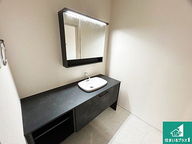 【独立洗面台】清潔感のある洗面台です。フラットな鏡は掃除がしやすく毎日清潔！鏡裏には収納があるのでスッキリとした洗面台が保てます。