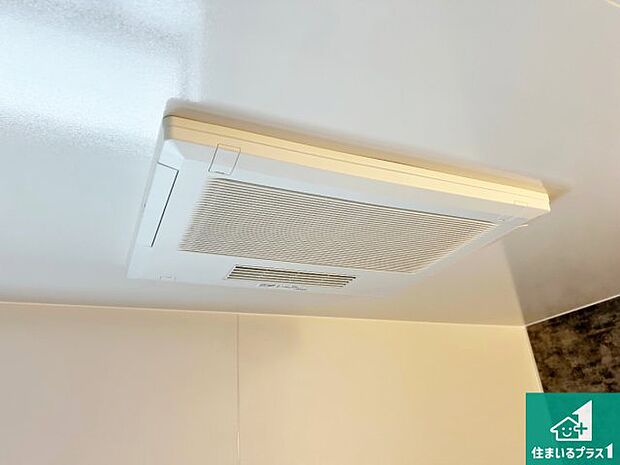 【浴室暖房乾燥機】四季を通して快適なバスライフをお手伝いする浴室暖房乾燥機！浴室の乾燥・暖房・涼風・換気はもちろん、２４時間換気にも対応！ 