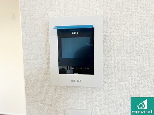 【カラーモニターインターホン】声だけでなく来訪者の姿や顔がモニターで確認できるので、小さなお子様がいらっしゃるご家庭でも安心できます！