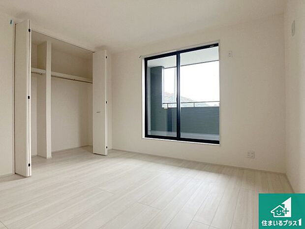 【洋室】寝室は心地よい眠りについてもらいたくて、シンプルかつ開放的な空間な設計にしています！大きな窓から差し込む日が心地いいです♪