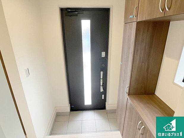 【玄関】シューズボックスにはたくさんの靴が収納できるので玄関周りはいつもスッキリ！ご家族が増えても安心！