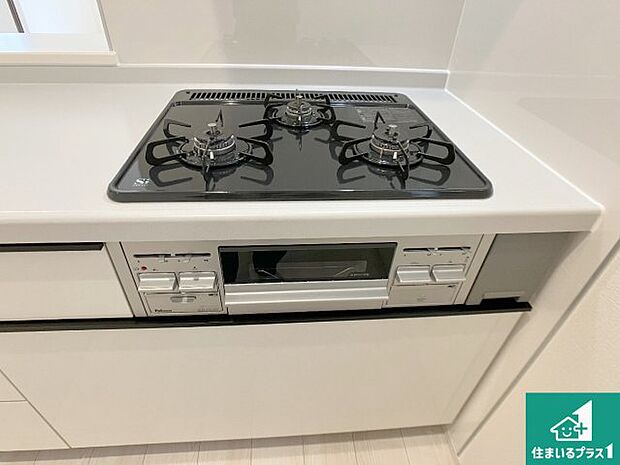 【コンロ】ダブル高火力Ｓｉセンサー付きコンロ！３口あるので、まとめて料理をする時も大活躍！